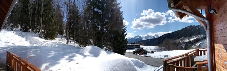 Vue panoramique en étant devant la porte d'entrée 