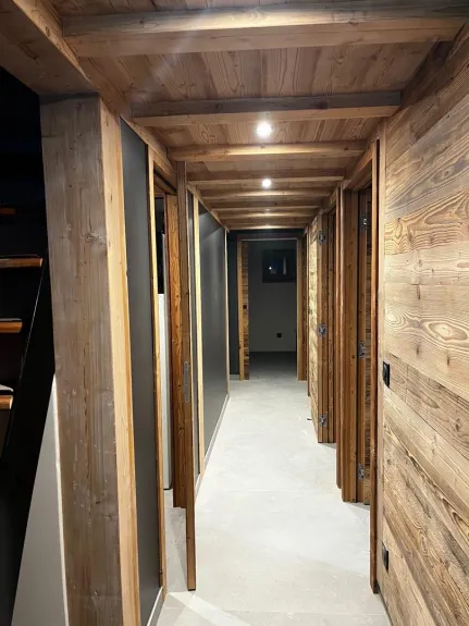 une ambiance chalet avec du vieux bois