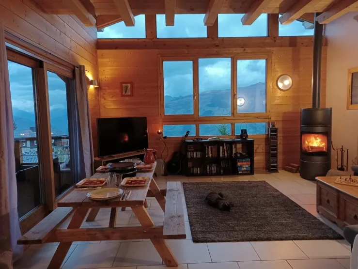 Salon/salle à manger avec poêle à bois, vue imprenable