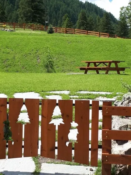 Tables et bancs dans jardin privatif