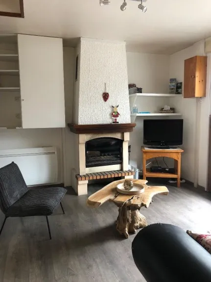 Le salon avec sa cheminée au feu de bois