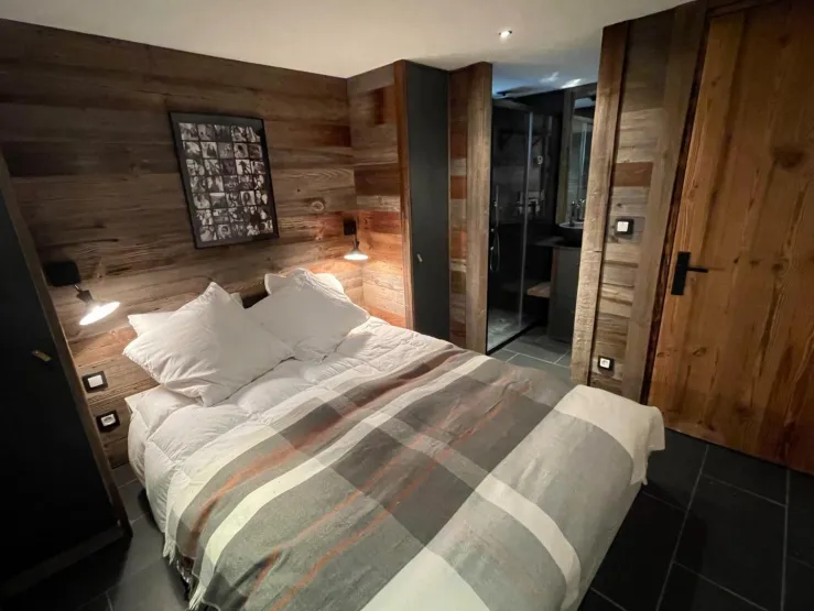 Chambre 1 + douche attenante