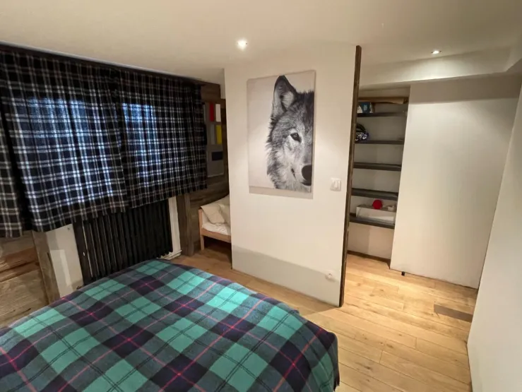 Chambre 2: 1 grand lit + 1 petit lit 