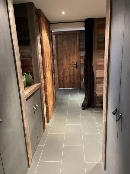Entrée: devant: la porte chambre 1