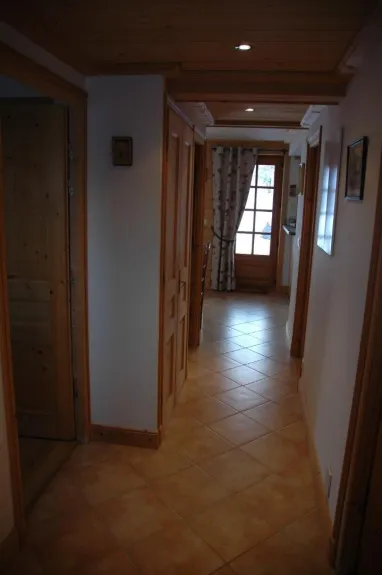En entrant le couloir desservant les différentes pièces