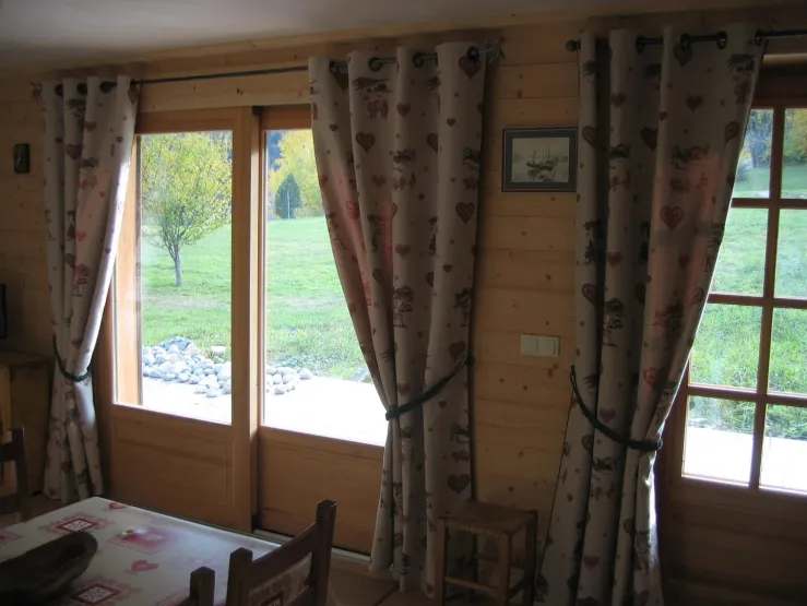 Vue d'une partie du séjour qui donne sur une grande terrasse en bois