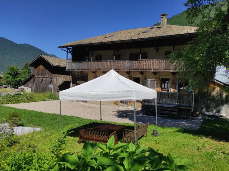 Le coin pelouse avec table et bancs