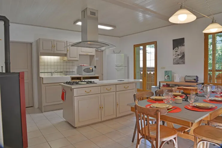 La cuisine / salle à Manger donnant sur le balcon