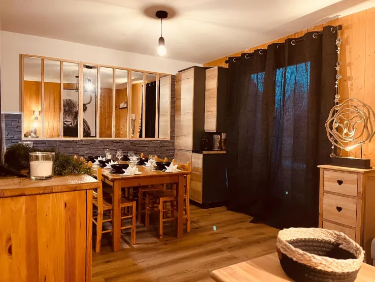Une salle à manger avec une table extensible pour dîner jusqu’à 10