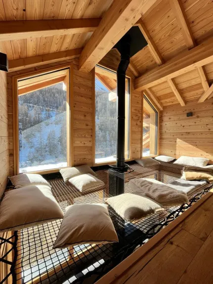 Espace convivial baigné de soleil avec vue directe sur les marmottes