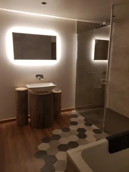 Salle de bain avec baignoire et douche au rez-de-chaussée 
