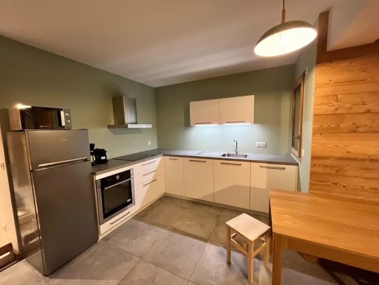 four, MO, lave vaisselle, frigo congel,plaque induction, hotte, ( très bien équipé en plats, couverts, assiettes, verres, moules, faitout...ustensiles mixeur, appareil raclette..)