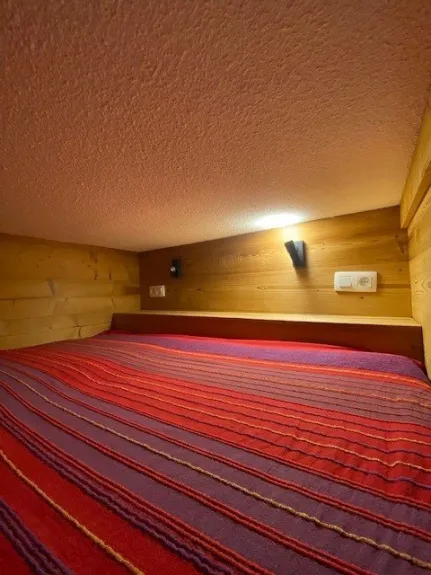 Coin  montagne lit en mezzanine 2 matelas de 80 x 190 côte à côte.