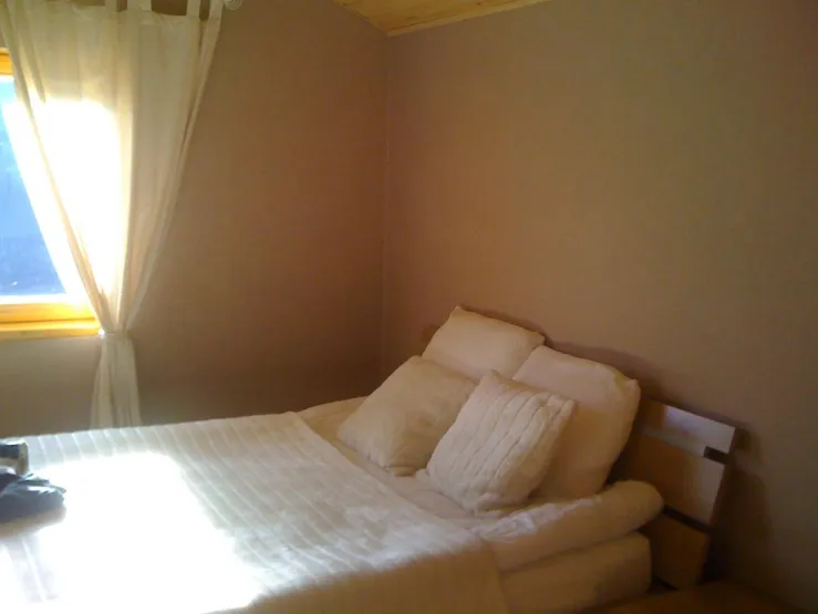 une chambre double à 140. Dans cette chambre il y a la télévision 