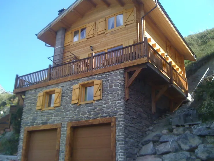 magnifique chalet sur 3 niveaux avec accès au garage pour deux véhicules et avec une belle terrasse. Il y a une grande table sur la terrasse sur le quel vous pouvez déjeuner avec une belle vue reposante et magnifique 