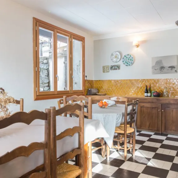 Coin repas, deux tables peuvent se rapprocher