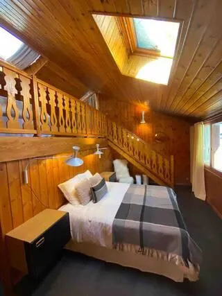 chambre familiale avec deux lits doubles dont un sur mezzanine