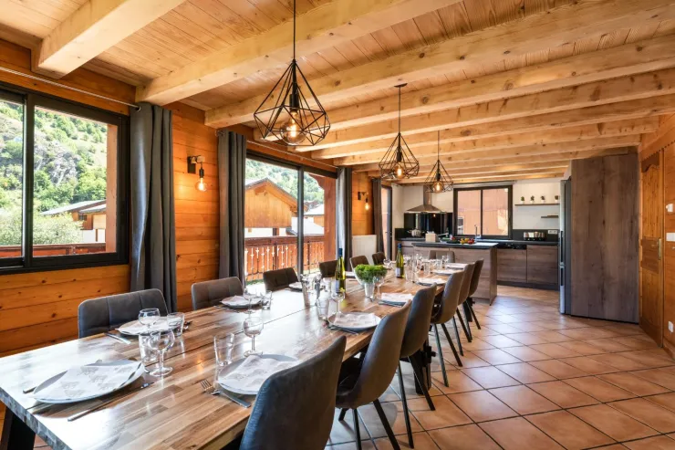 Grande table pour partager vos repas tous ensemble