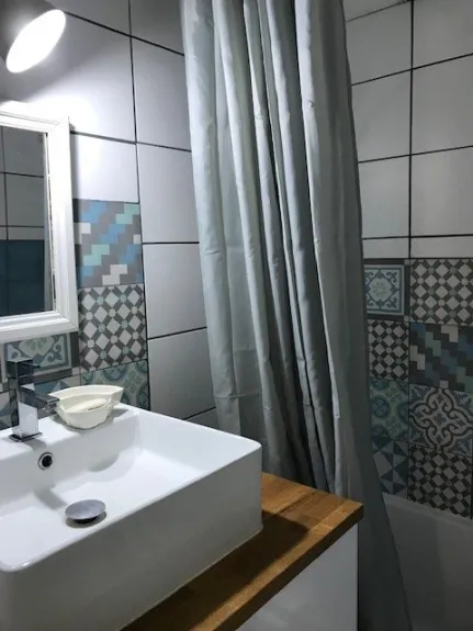 Salle de bains avec baignoire