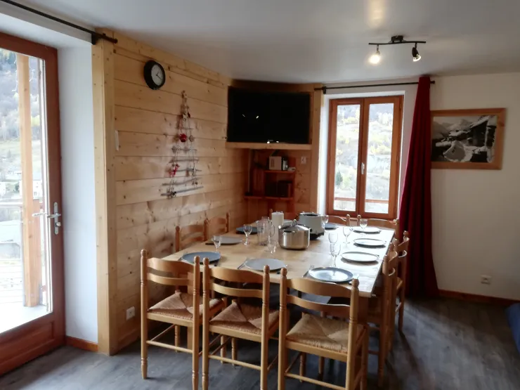 sejour avec TV et accès direct sur la terrasse