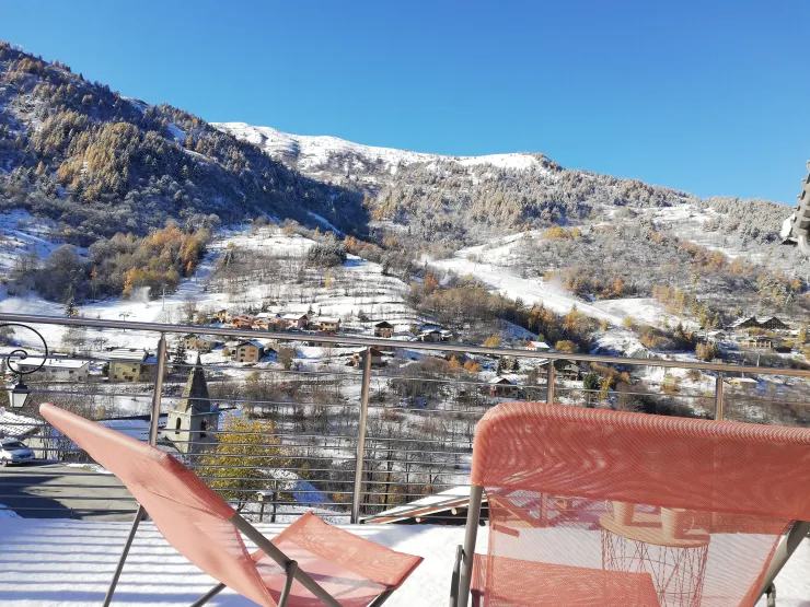 Terrasse ensoleillée et sa vue panoramique sur les montagnes en hiver.