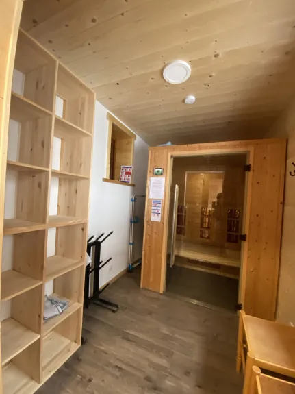 grande entrée du gîte avec rangement et sauna