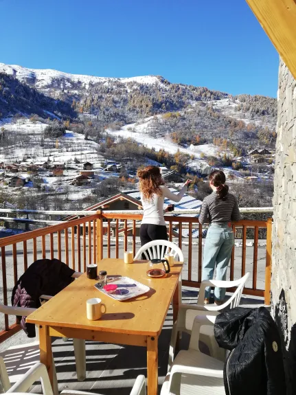 Terrasse exposée au Sud et vue sur les pistes de skis en hiver ou les montagnes en été