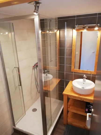 2 salles de douche et 2 toilettes séparées Gite 2