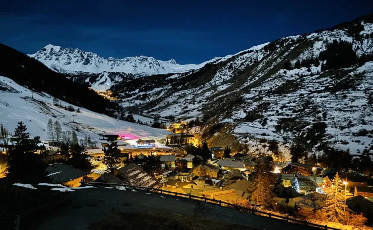 Vue de la terrasse couverte (sud/ouest) du 1er niveau :
(photo de nuit au clair de lune)
    - Vue sur l'Eyssina et le village de Vars Sainte-Marie.
    - Au fond la station de Vars les Clauds
