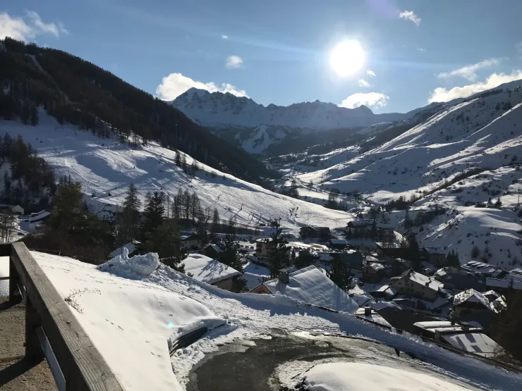 Vue balcon ouest du 1er niveau :
    - Vue sur l'Eyssina au fond et le village de Vars Sainte-Marie au 1er plan.
    - Vue sur piste du secteur des Peyniers (A gauche).