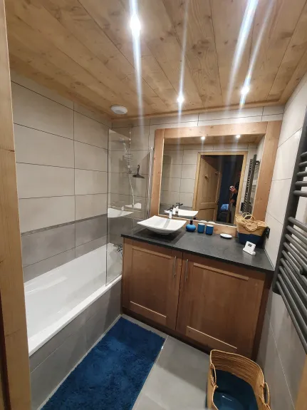 Salle de bain avec baignoire indépendante