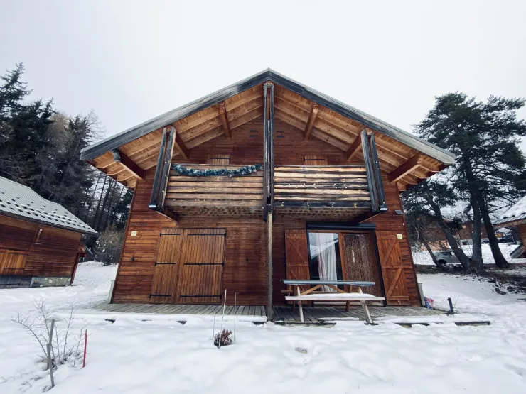 Chalet mitoyen à droite en hiver