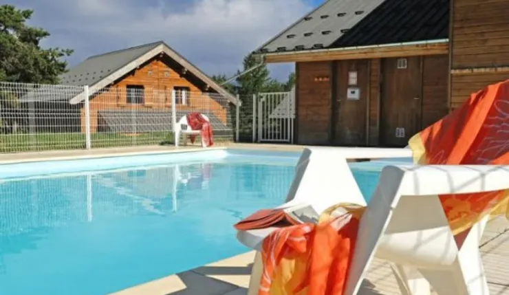 Piscine dans la résidence ouverte en été