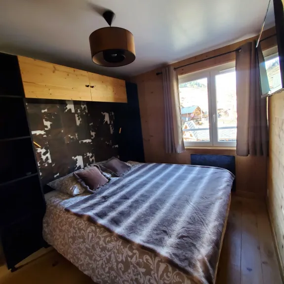 Chambre 1 avec lit 160x200, TV, dressing