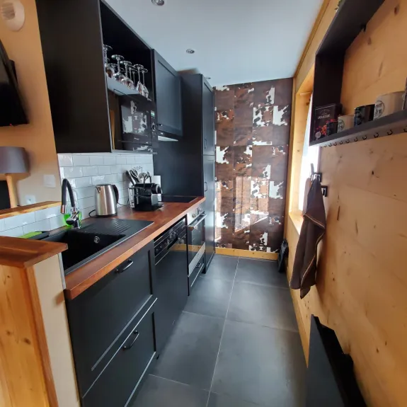 Cuisine bien équipée avec lave-vaisselle, four, plaque à induction, micro-ondes, cafetière à capsules, cafetière à filtre, grille-pain...