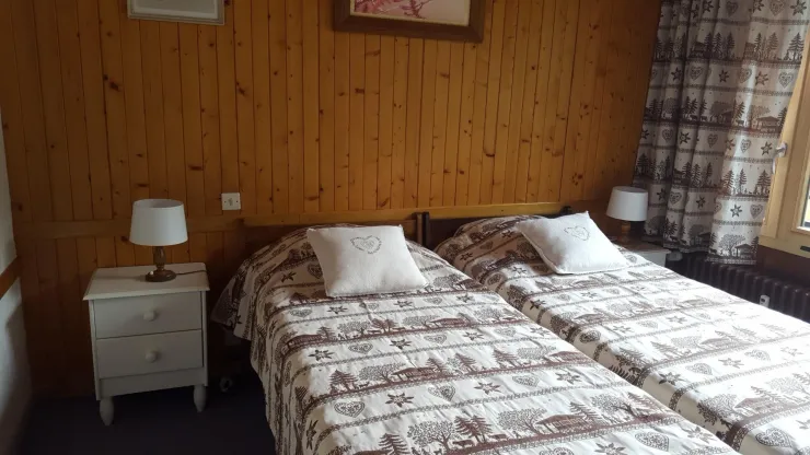 chambre avec 2 lits jumeaux