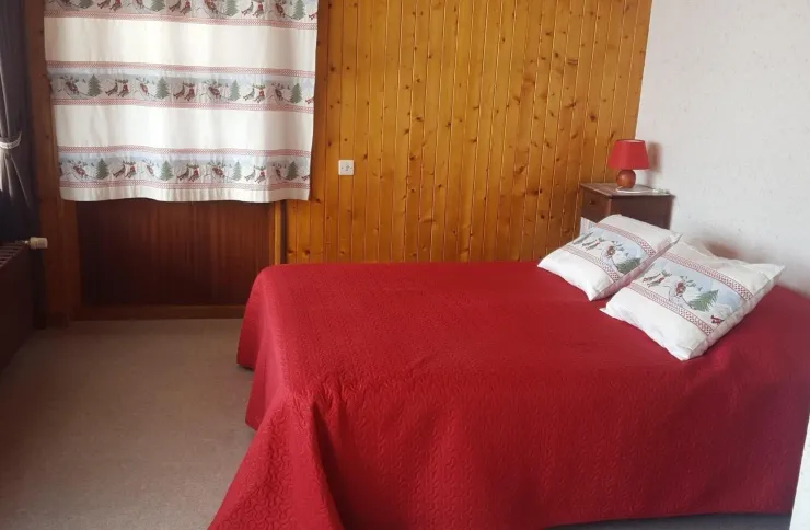 chambre avec grand lit
