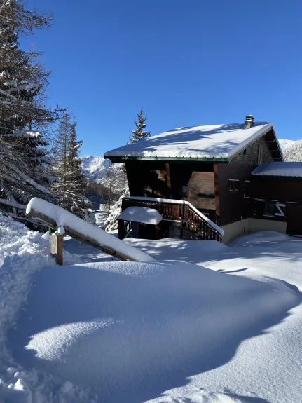 Le chalet, façade nord, dans la poudreuse toute fraîche, face aux massifs du briançonnais.