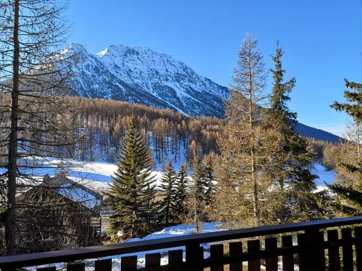 La vue sur le Janus, les pistes  et les massifs du Briançonnais.