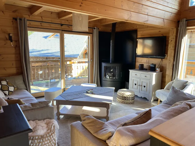 Le coin salon avec ses deux grands canapés en lin très confortables vous accueilleront autour d'une grande table basse qui invite aux apéros et aux jeux en famille ou entre amis. De nombreux poufs, tabourets et fauteuil complètent les assises. 