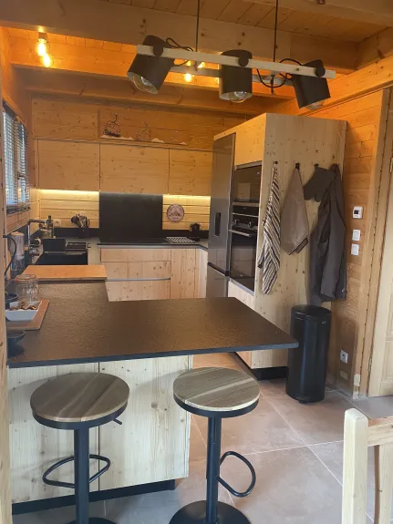 La cuisine toute neuve est super équipée. Plaque induction, four, four micro-ondes, duo frigo/congélo (+un autre grand frigo dans le sous sol), grille-pain, bouilloire, grande cafetière filtre, machine à café Nespresso, Sodastream, mixeur, petit robot...t