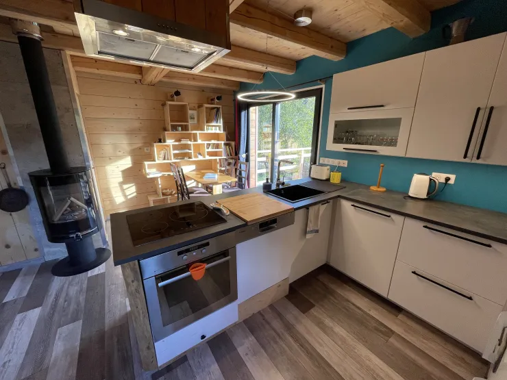 La cuisine équipée.