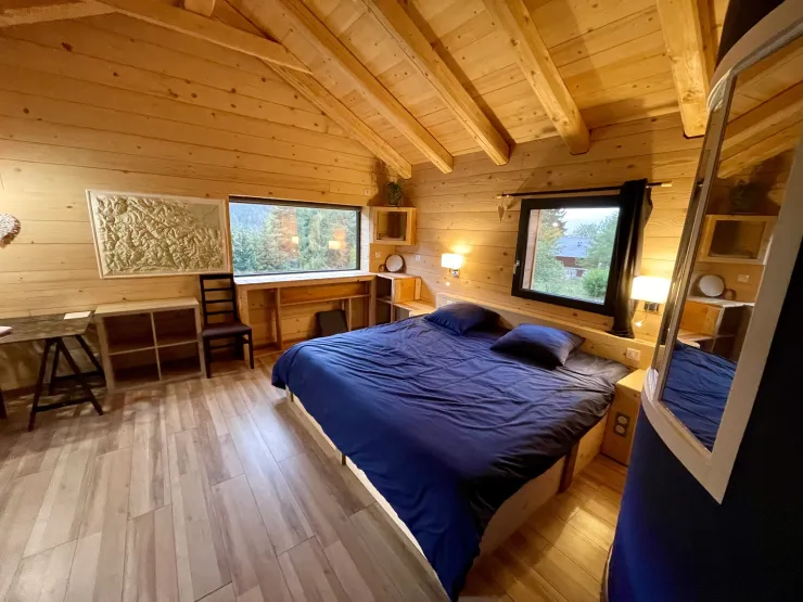 La chambre principale avec son lit king-size.