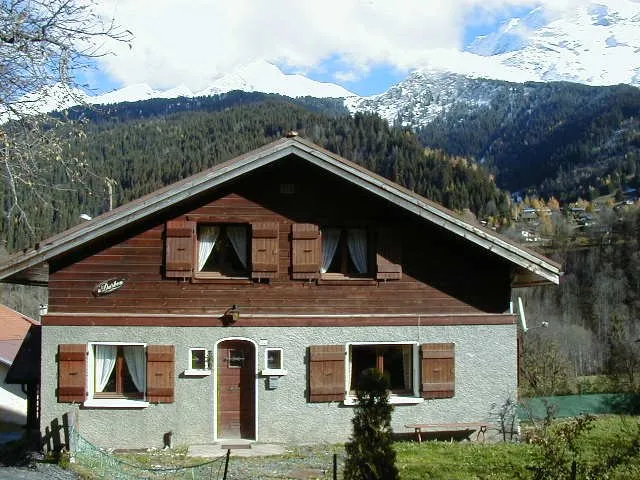 façade ouest , 3 fenêtres de chambre et 1 du séjour