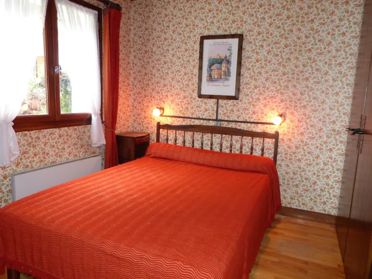 chambre rch avec lavabo et miroir 