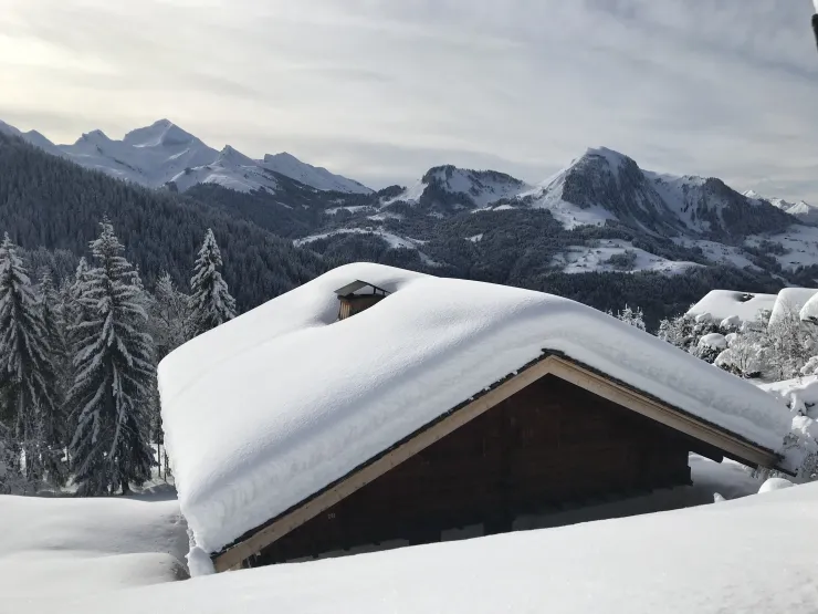 The Chalet Gran Maci is located at an altitude of approximately 1500m, offering breathtaking views and featuring an authentic yet modern interior. The warm ambiance is created with raw materials such as stone and wood. The ski slopes are just 1 km away, a