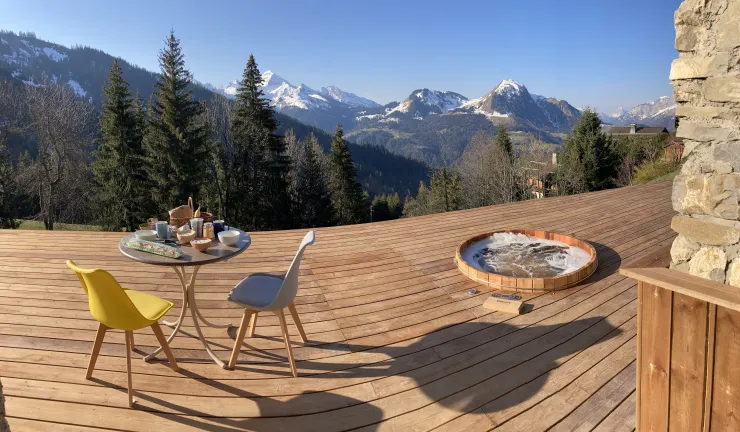 A spacious 80m2 south-facing wooden terrace adorned with the stunning backdrop of the Aravis mountain range: the Charvin and the majestic La Tournette. Perhaps a leisurely breakfast is in order?