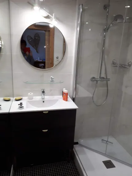 SALLE DE BAIN AVEC DOUCHE