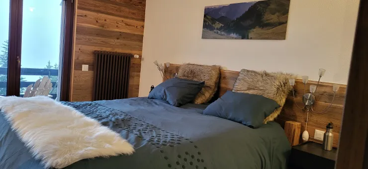 Chambre à l'étage avec un balcon de 12 m2, vue époustouflante sur les Alpes vaudoises.