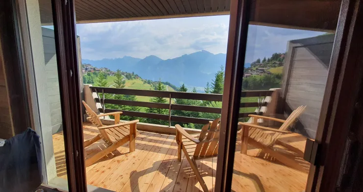 Balcon de la chambre du haut avec une vue époustouflante sur les Alpes vaudoises.